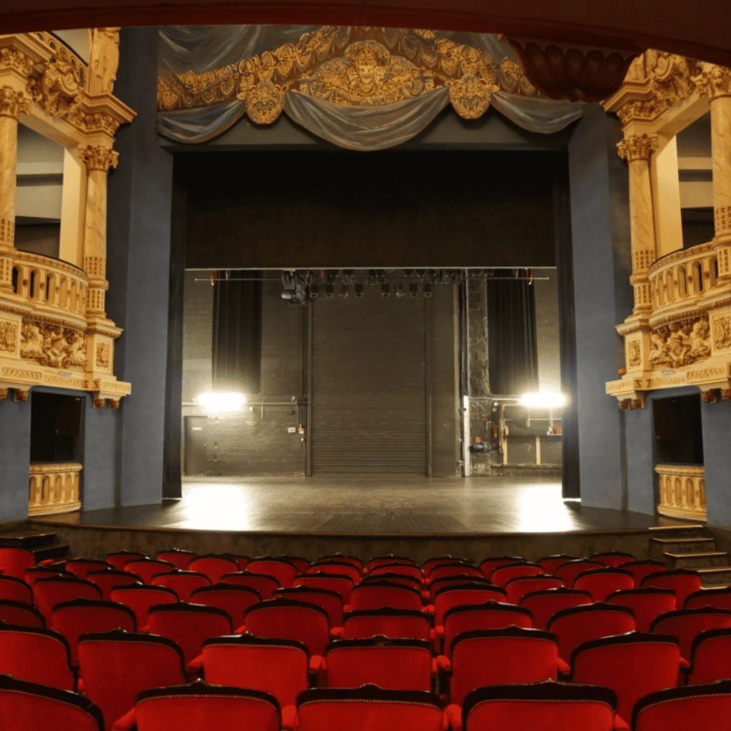 Développement d'une stratégie de mécénat culturel pour soutenir des projets locaux à PAU